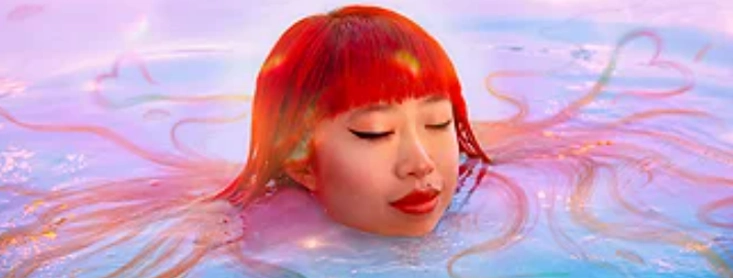 Mujer con cabello rojo bañándose